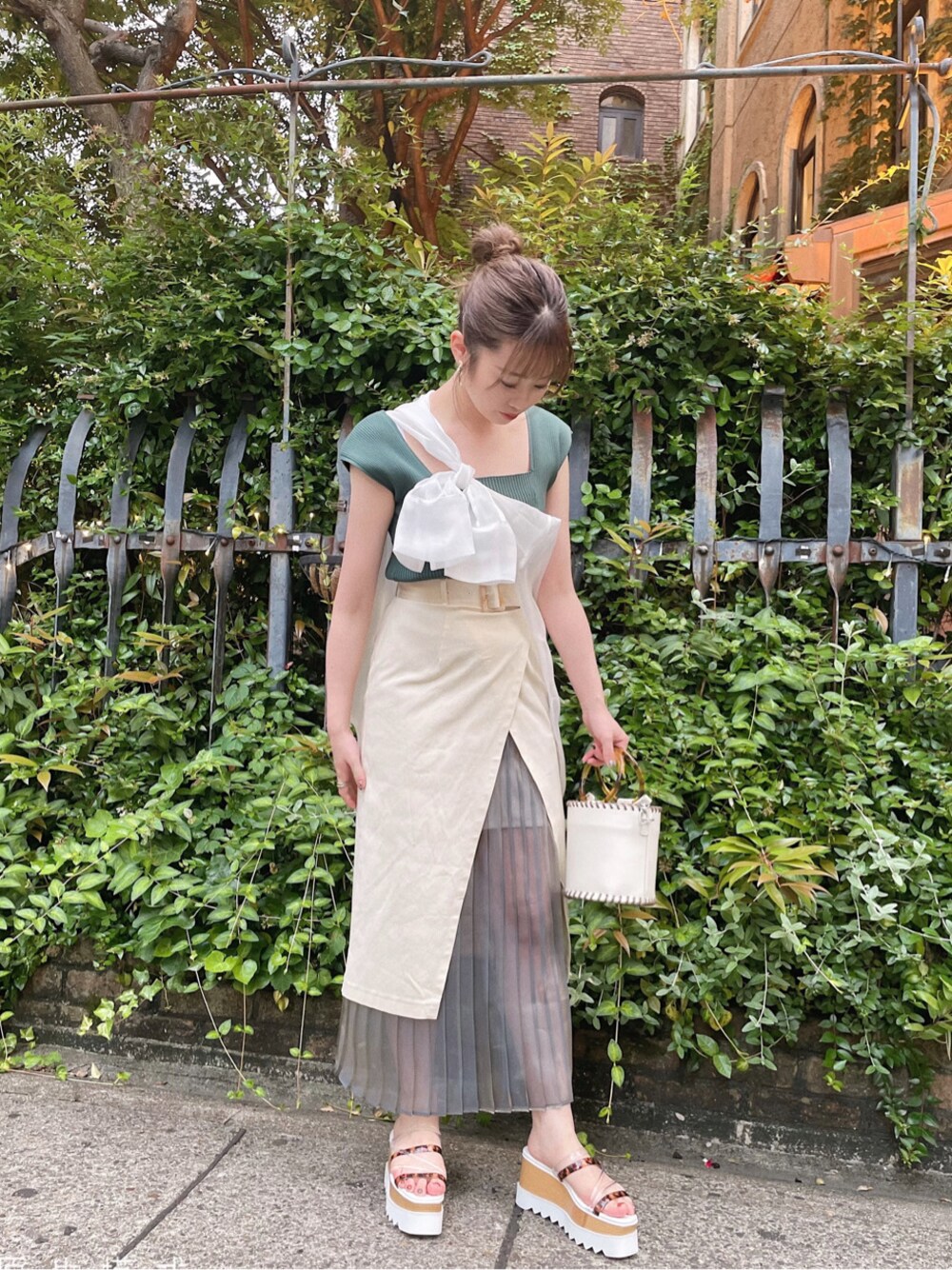 ホワイト系のシャツ/ブラウス、ホワイト系のスカート、ホワイト系のサンダルを着用したレディースの春コーディネートの1枚目の写真
