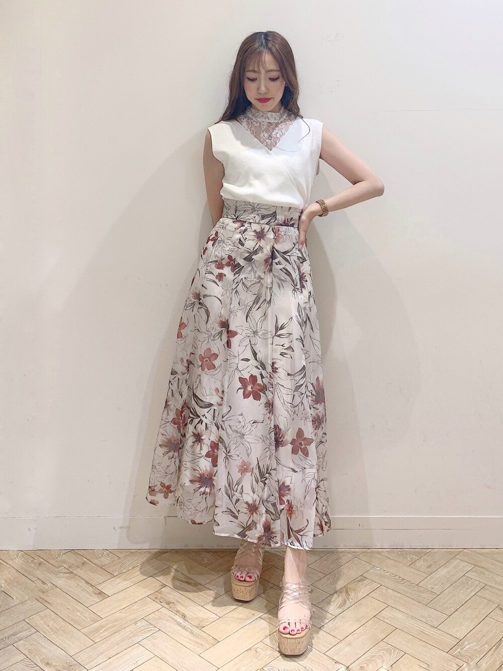 ピンク系のスカート、その他のサンダル、ホワイト系のニット/セーターを着用したレディースの夏コーディネートの1枚目の写真