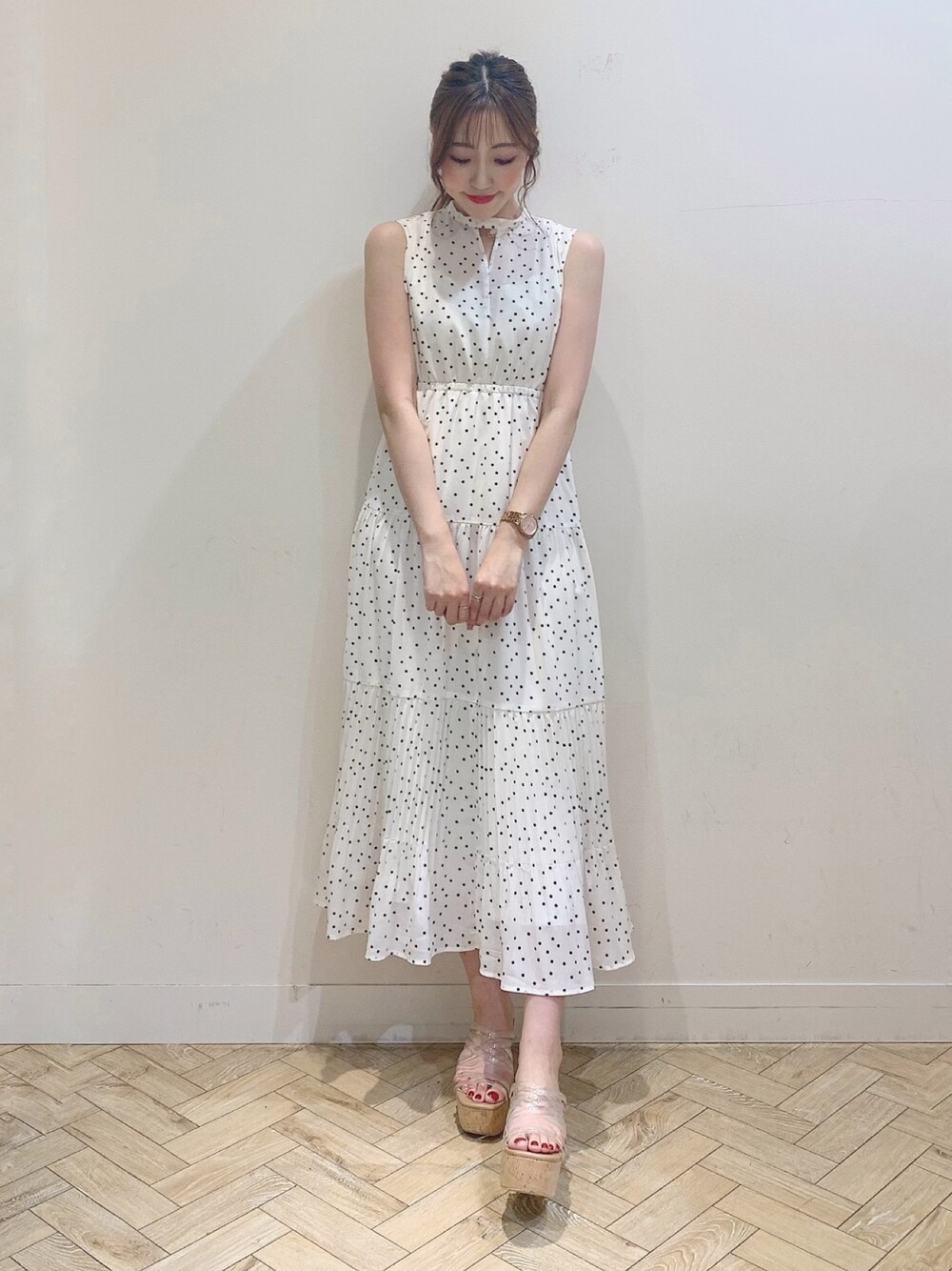 ホワイト系のワンピース、その他のサンダルを着用したレディースの夏コーディネートの1枚目の写真