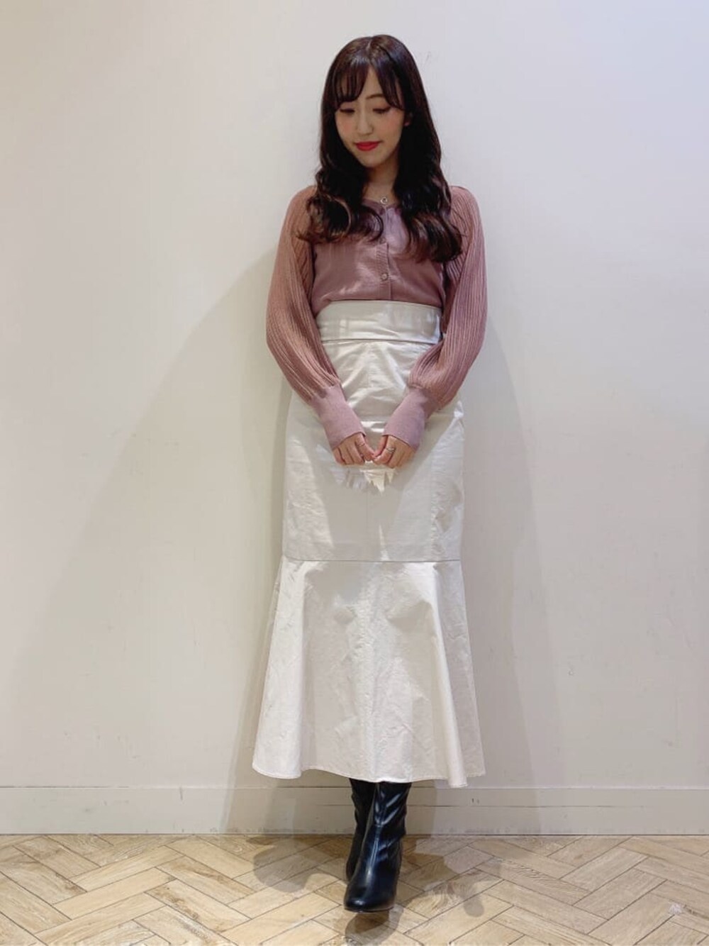 ホワイト系のスカート、ブラック系のその他シューズ、ピンク系のニット/セーターを着用したレディースの冬コーディネートの1枚目の写真