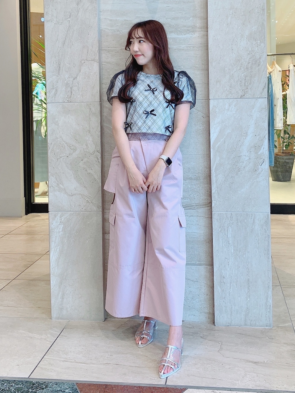 ピンク系のカーゴパンツ、ブラック系のTシャツ/カットソー、シルバー系のパンプスを着用したレディースの夏コーディネートの1枚目の写真