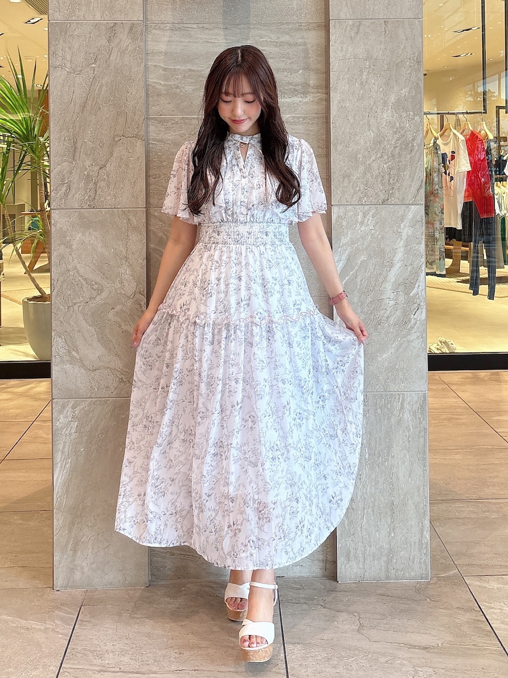 ピンク系のワンピース、ホワイト系のサンダルを着用したレディースの夏コーディネートの1枚目の写真