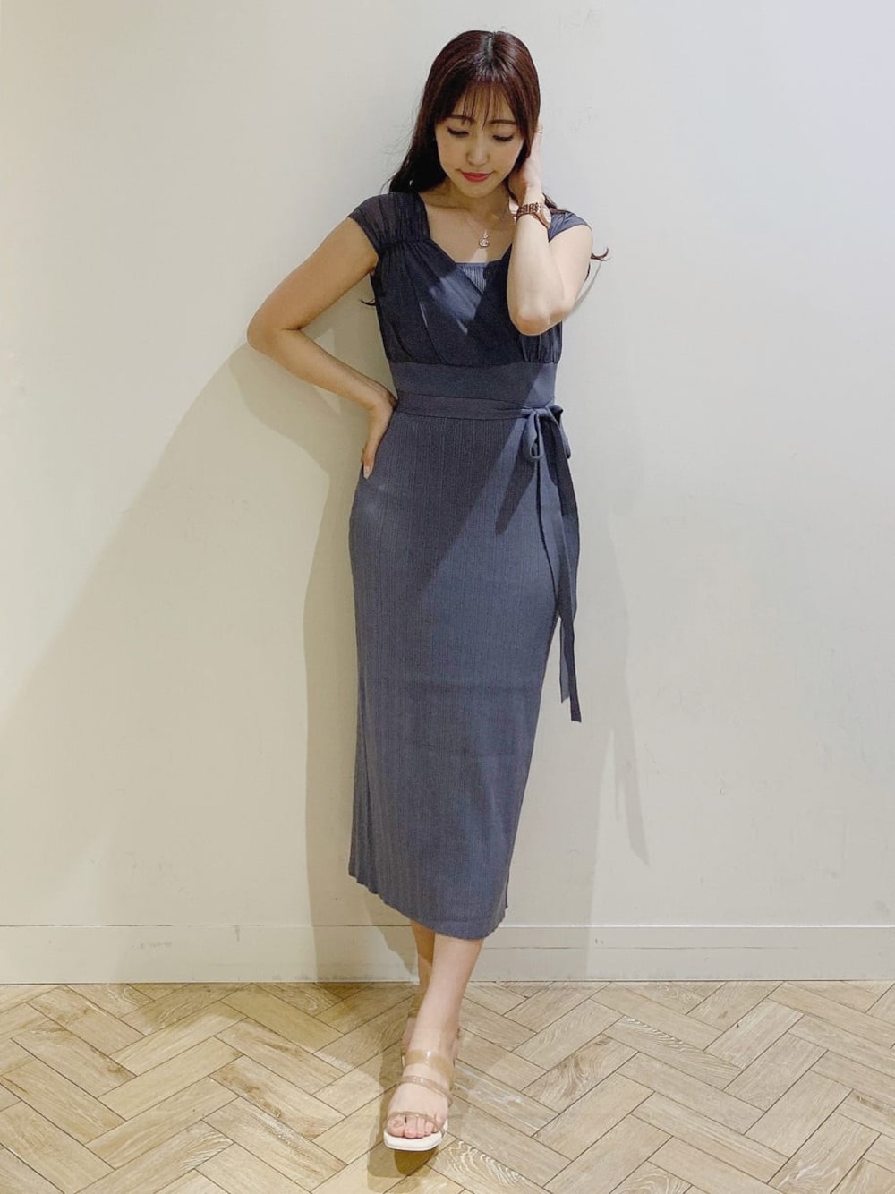 ブルー系のワンピース、ベージュ系のサンダルを着用したレディースの春コーディネートの1枚目の写真