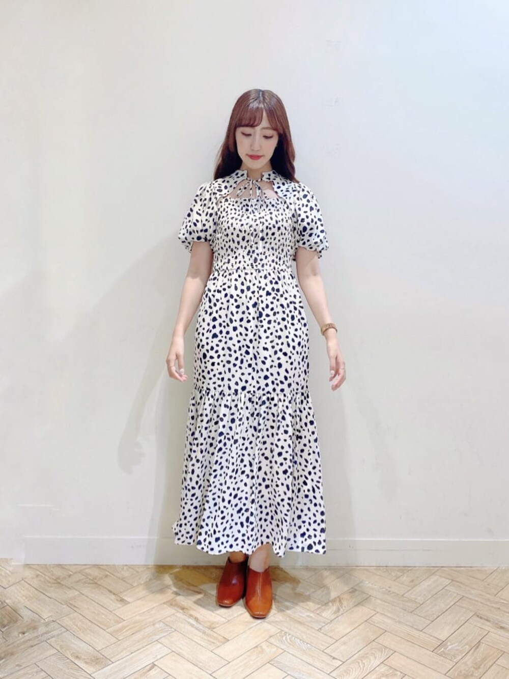 ホワイト系のワンピース、ブラウン系のサンダル、ブラウン系のサンダルを着用したレディースの夏コーディネートの1枚目の写真