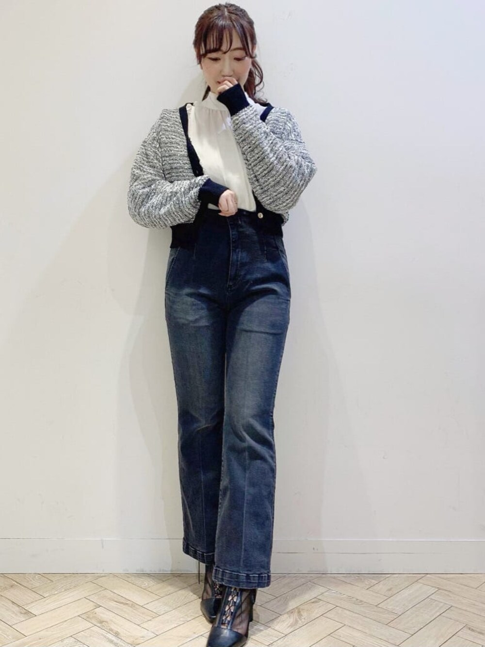 ブラック系のその他パンツ、ブラック系のその他シューズ、ホワイト系のシャツ/ブラウスを着用したレディースの冬コーディネートの1枚目の写真