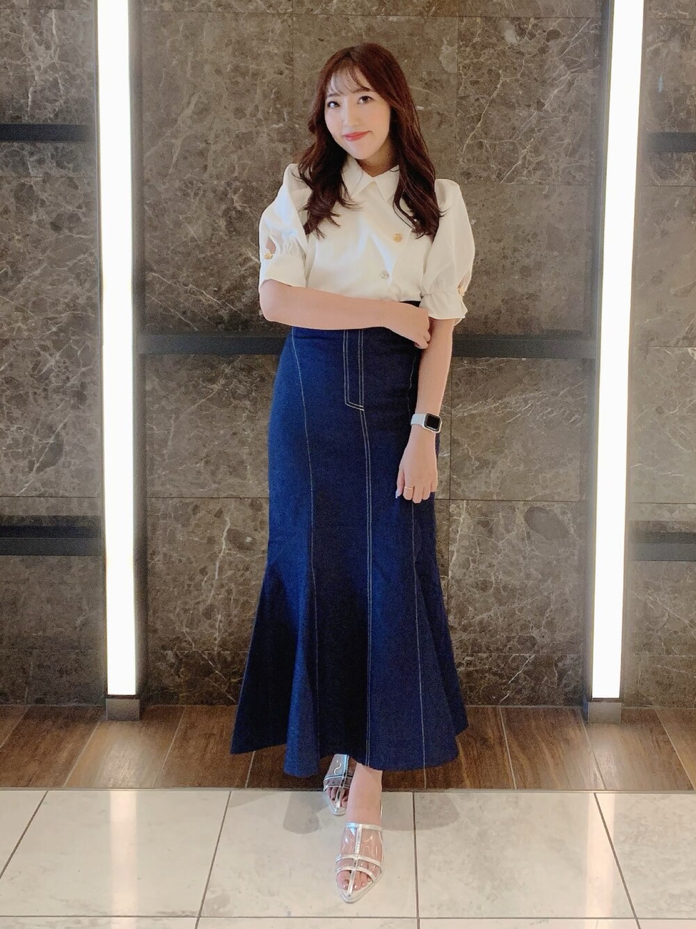 シルバー系のパンプス、ブルー系のスカート、ホワイト系のシャツ/ブラウスを着用したレディースの夏コーディネートの1枚目の写真