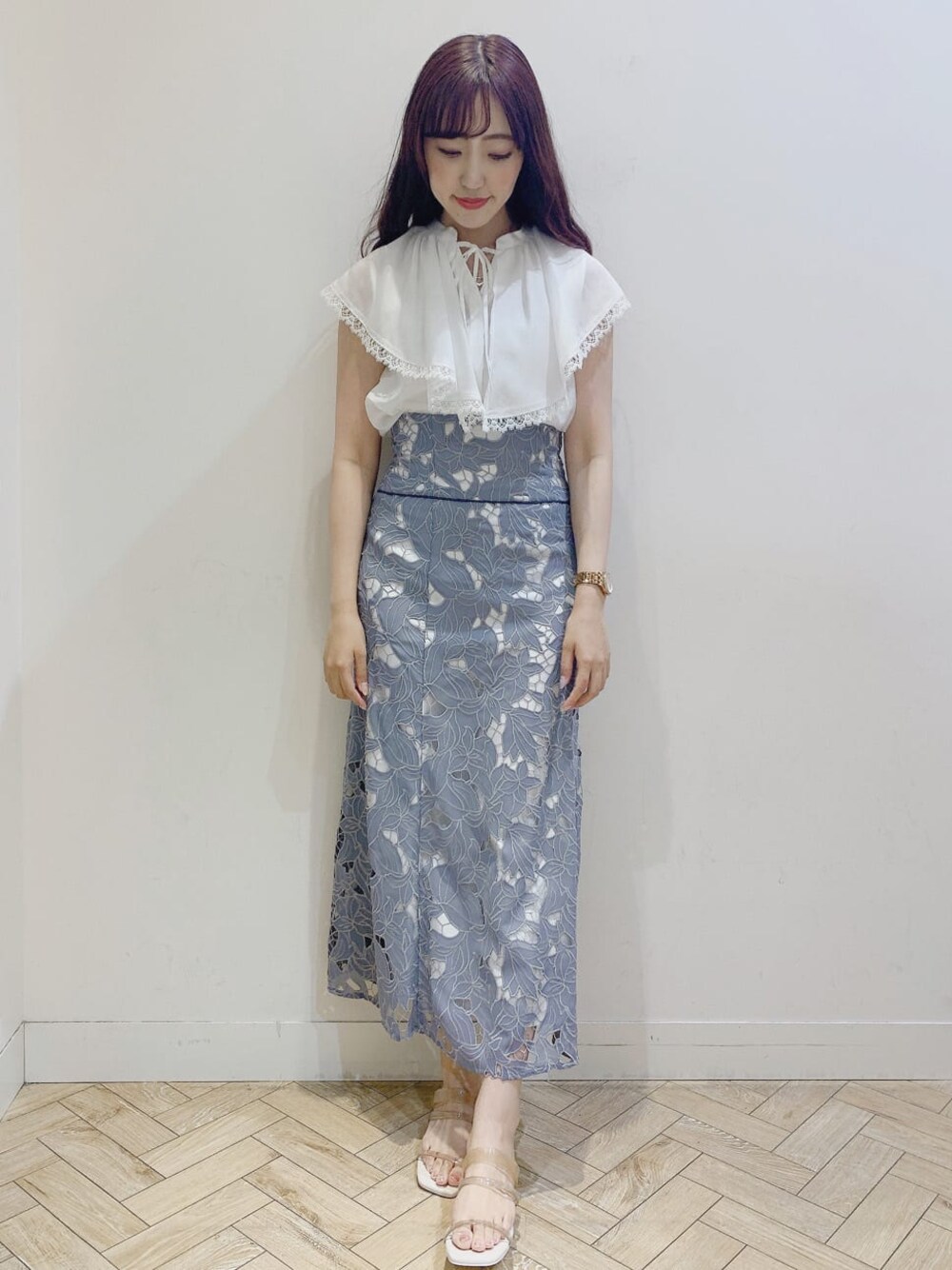 ホワイト系のシャツ/ブラウス、ホワイト系のキャミソール、ブルー系のスカートを着用したレディースの春コーディネートの1枚目の写真