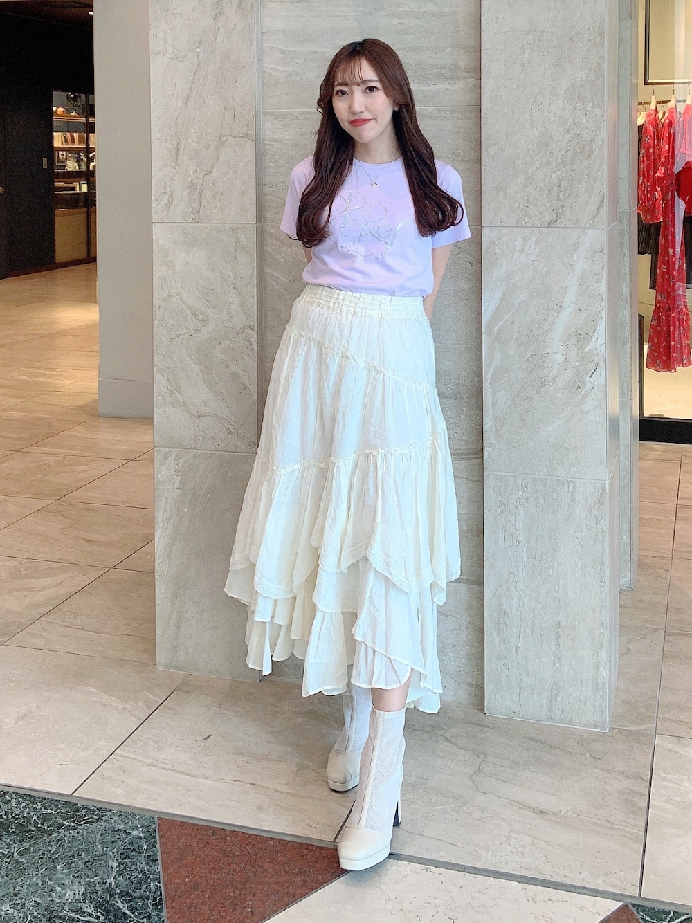 ホワイト系のブーツ、ピンク系のTシャツ/カットソー、イエロー系のスカートを着用したレディースの春コーディネートの1枚目の写真