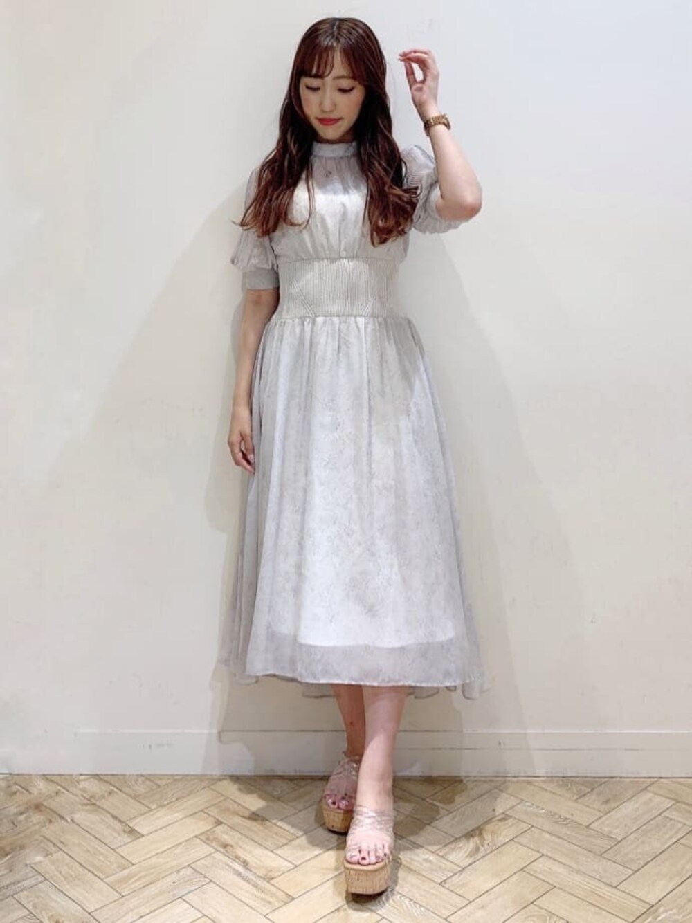 ホワイト系のワンピースを着用したレディースの夏コーディネートの1枚目の写真
