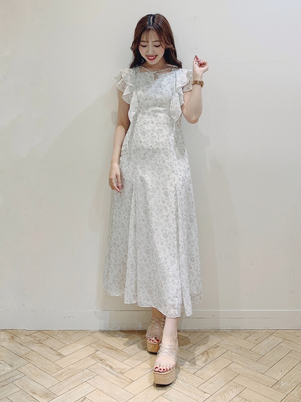 ホワイト系のワンピースを着用したレディースの夏コーディネートの1枚目の写真