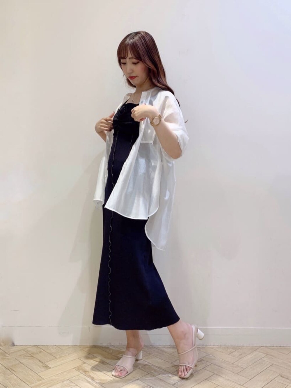 ベージュ系のサンダル、ブラック系のワンピース、ホワイト系のシャツ/ブラウスを着用したレディースの春コーディネートの1枚目の写真