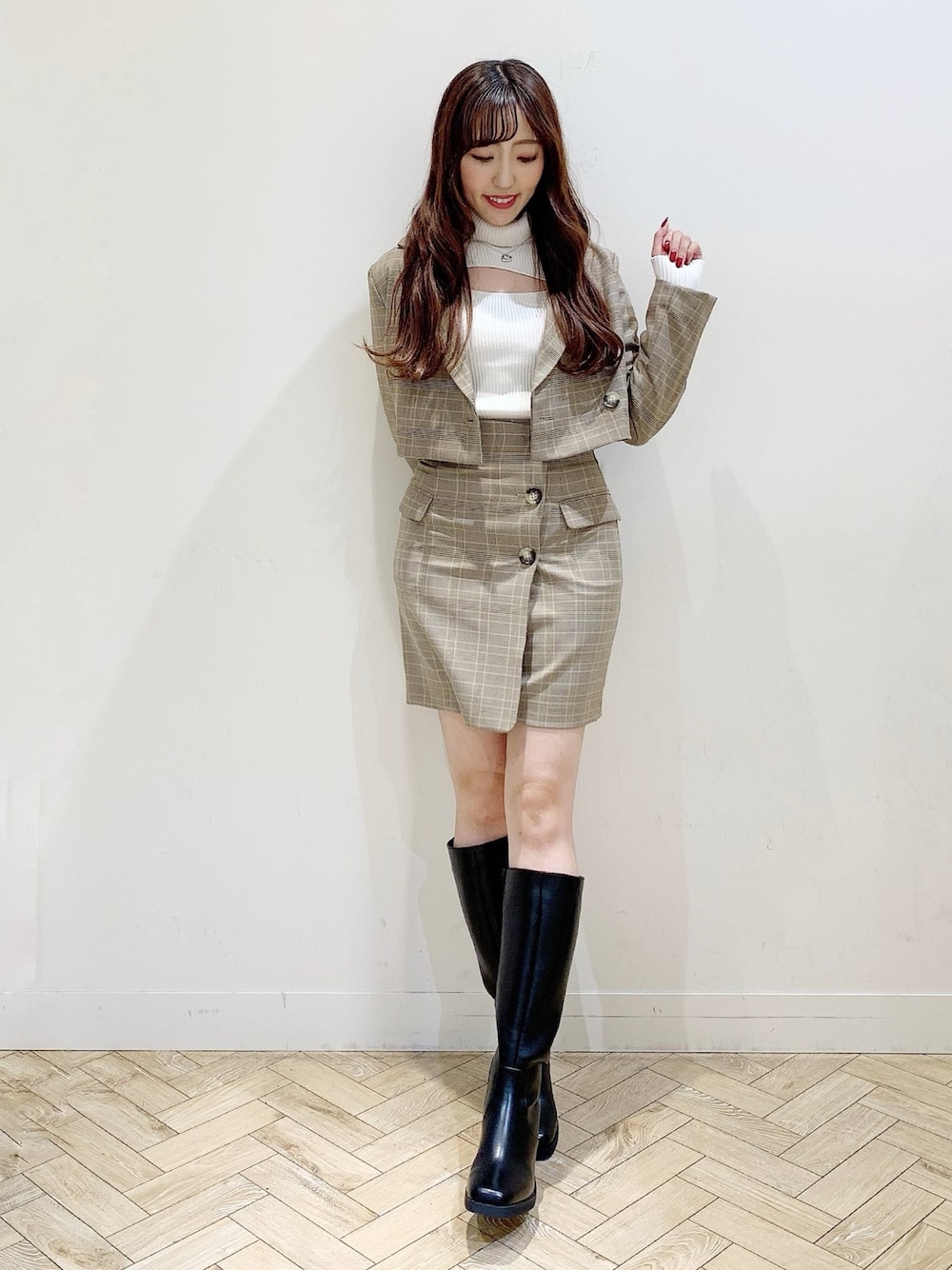 ホワイト系のニット/セーター、ブラック系のブーツ、ベージュ系のテーラードジャケットを着用したレディースの秋コーディネートの1枚目の写真