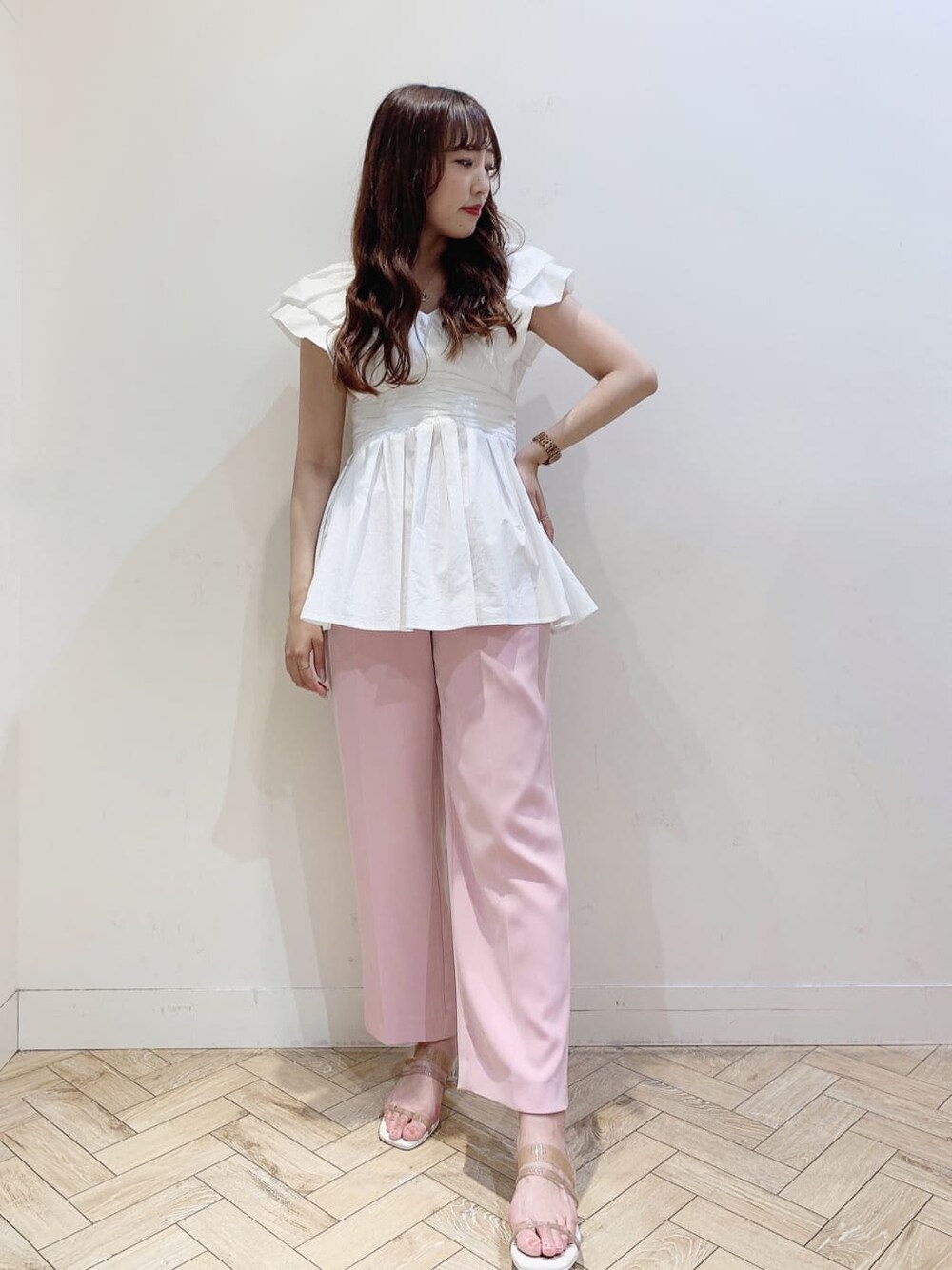 ホワイト系のシャツ/ブラウス、ピンク系のその他パンツ、ベージュ系のサンダルを着用したレディースの春コーディネートの1枚目の写真