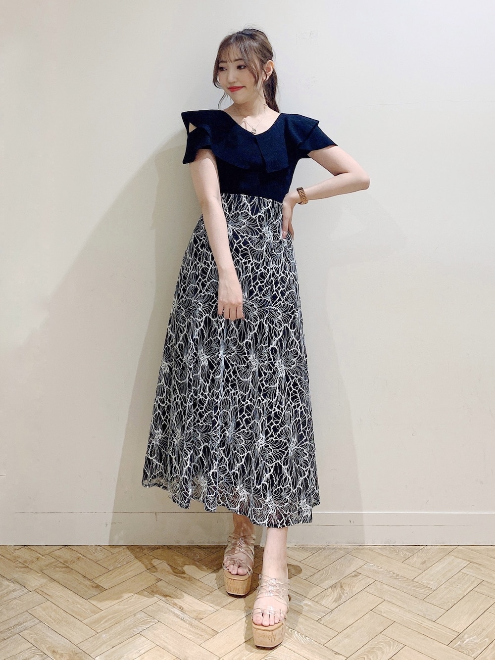 ブラック系のニット/セーター、ブラック系のスカートを着用したレディースの夏コーディネートの1枚目の写真