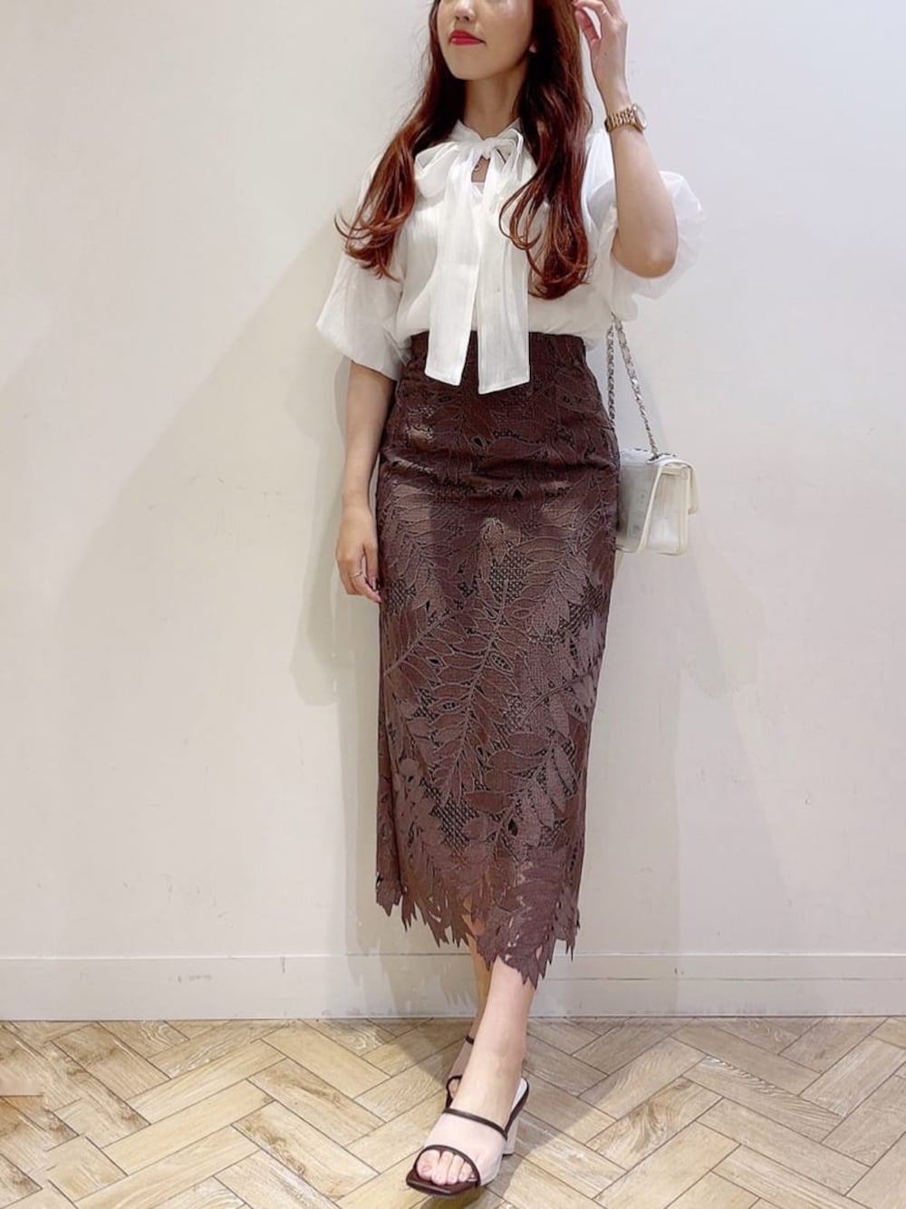 ホワイト系のシャツ/ブラウス、ブラウン系のスカート、ブラウン系のサンダルを着用したレディースの夏コーディネートの1枚目の写真