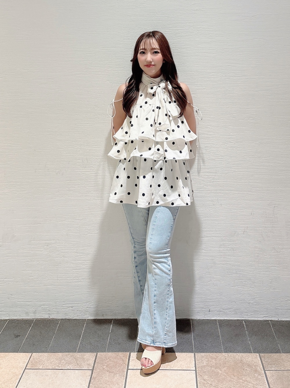その他のシャツ/ブラウス、ブルー系のデニムパンツ、ホワイト系のサンダルを着用したレディースの夏コーディネートの1枚目の写真