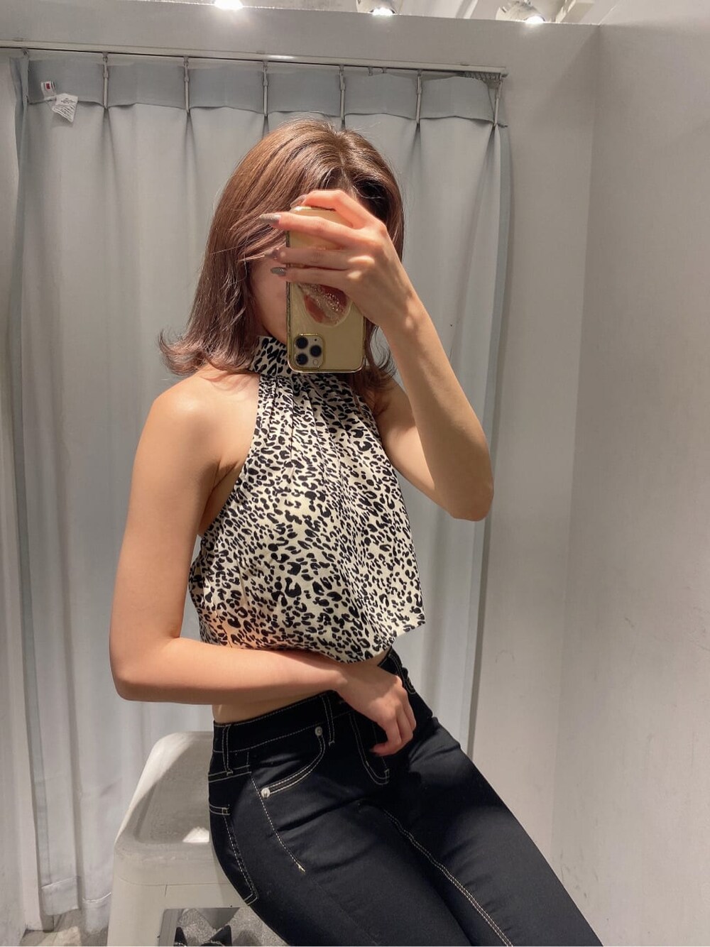 ブラック系のデニムパンツ、その他のシャツ/ブラウス、ブラック系のパンプスを着用したレディースの夏コーディネートの1枚目の写真