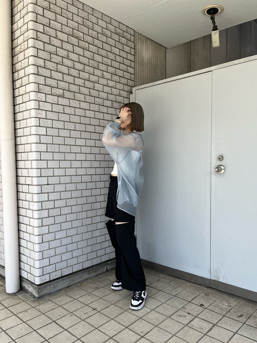 ブルー系のシャツ/ブラウス、ブラック系のスラックス、ホワイト系のTシャツ/カットソーを着用したレディースの春コーディネートの1枚目の写真