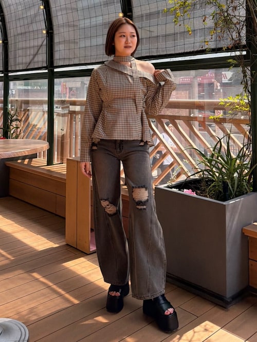 ちょめ MURUAブラウス、ブーティ EMODAデニム FIGデニム バレルレッグクラッシュデニム（デニムパンツ）｜MURUA（ムルーア）の