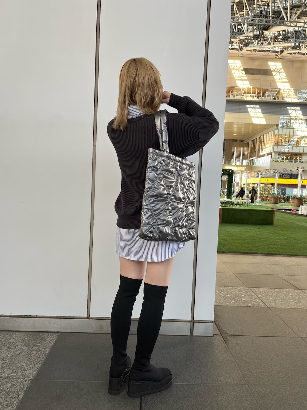 ブラック系のワンピース、グレー系のニット/セーター、グレー系のトートバッグを着用したレディースの冬コーディネートの1枚目の写真