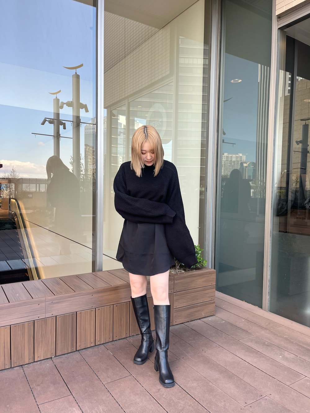 「ワンピース、ムートン」｜「MURUAのボレロステッチワンピース（ワンピース、ブラック系）」を使った、清水夢乃さん（レディース・166cm）の冬コーディネートの1枚目の写真