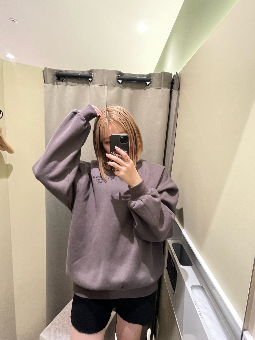 グレー系のスウェット、ブラック系のスウェットパンツ、ブラック系のスタジャンを着用したレディースの秋コーディネートの1枚目の写真