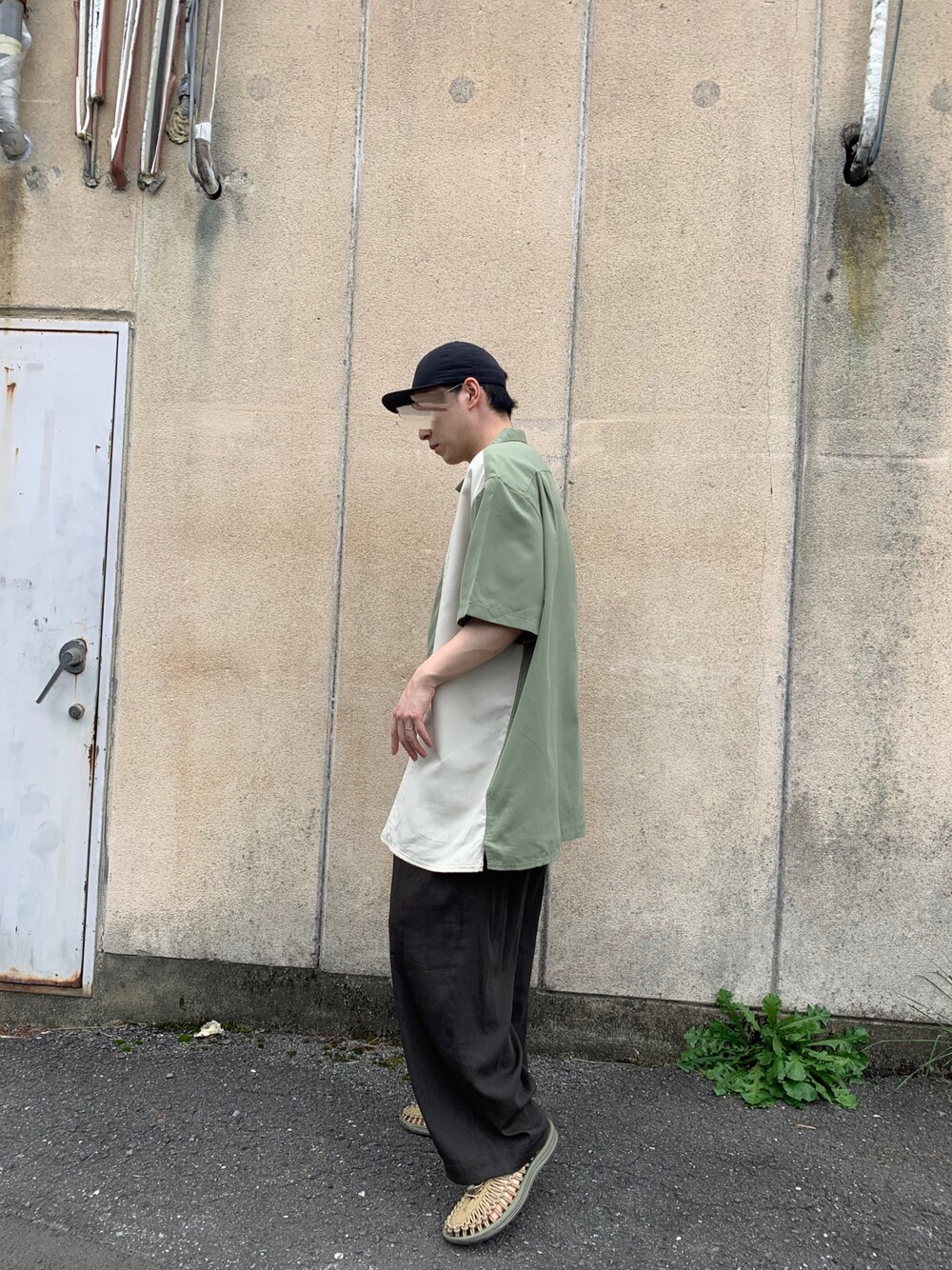 グレー系のその他パンツ、ベージュ系のサンダル、ブラック系のキャップを着用したメンズの夏コーディネートの1枚目の写真