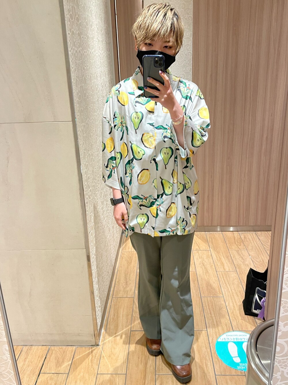 「キレイめ、観劇コーデ、中性、柄シャツ」｜「GUのアイテム（その他パンツ、ベージュ系）」を使った、SHIHOさん（レディース・154cm）の春コーディネートの1枚目の写真