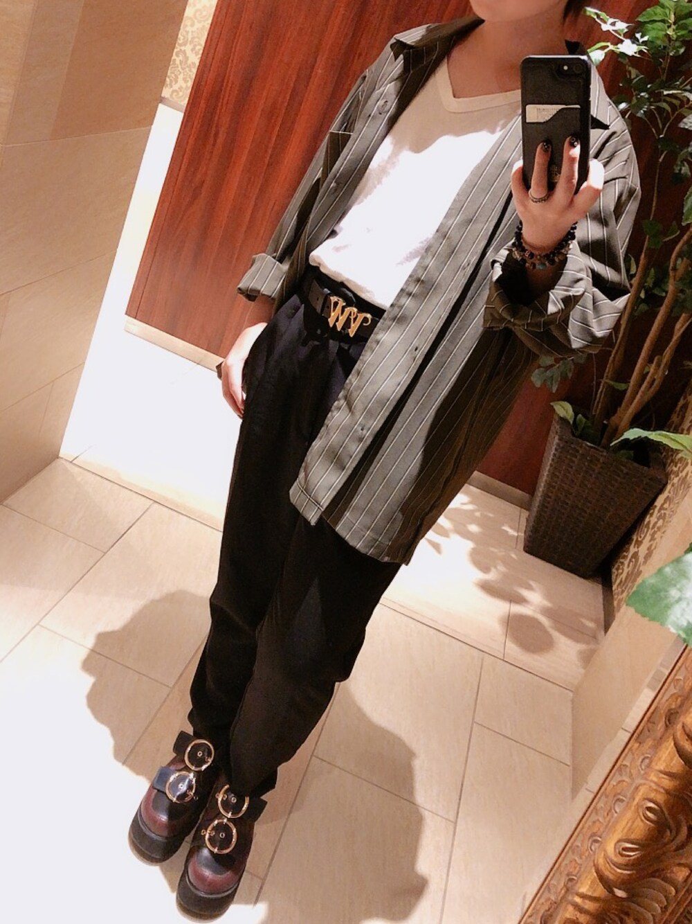 「きれいめカジュアル、観劇コーデ、中性、GU」｜「GUのアイテム（スラックス、ブラック系）」を使った、SHIHOさん（レディース・154cm）の春コーディネートの1枚目の写真