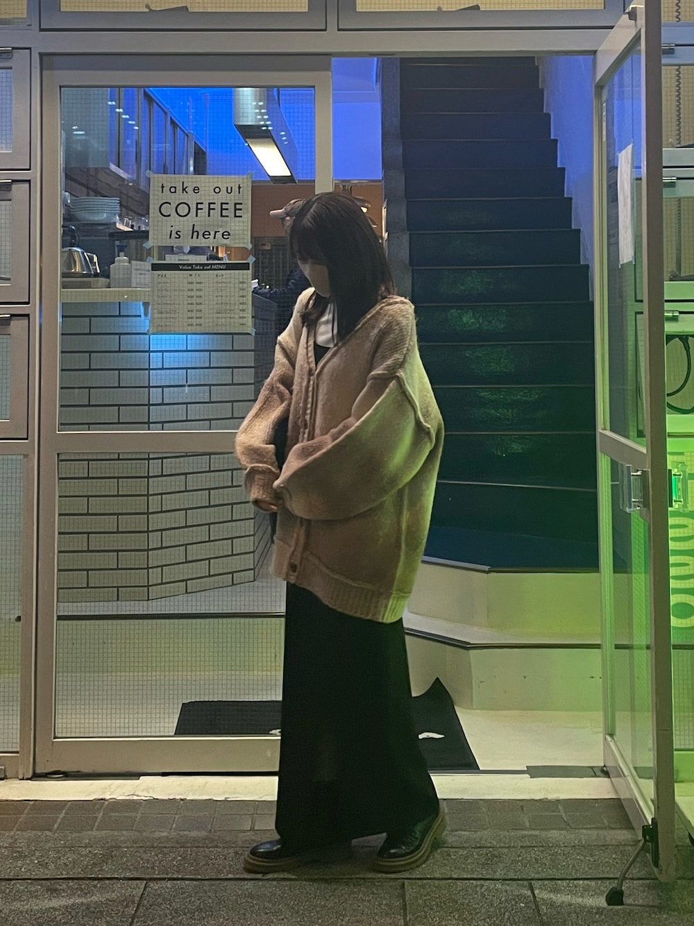 「おでかけコーデ、今日のコーデ、きれいめカジュアル、キレイめ、カジュアル、ブーツ、おしゃれさんと繋がりたい、秋冬コーデ、大学生、Kastane、apretro、着回しコーデ」｜「Kastaneの【2022AWアイテム】グラデーションニットカーディガン（カーディガン/ボレロ、ピンク系）」を使った、chisaさん（骨格ナチュラル・レディース・163cm）の冬コーディネートの1枚目の写真
