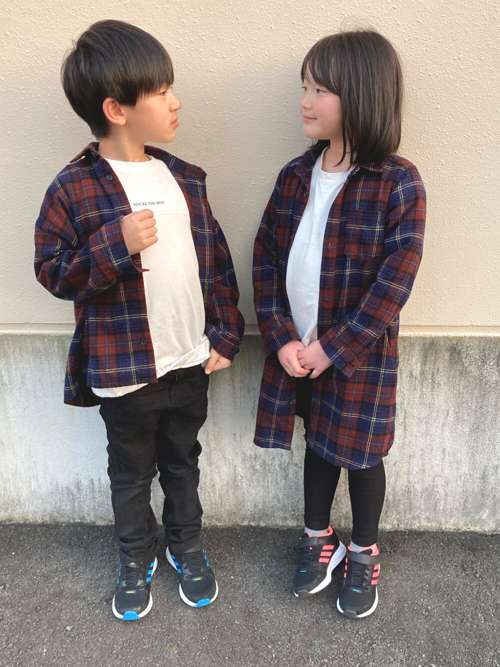 「BRANSHESの【異素材使い】バックストライプ半袖Tシャツ（Tシャツ/カットソー、ホワイト系）」を使った、sooooooounaさん（キッズ・122cm）の春コーディネートの1枚目の写真