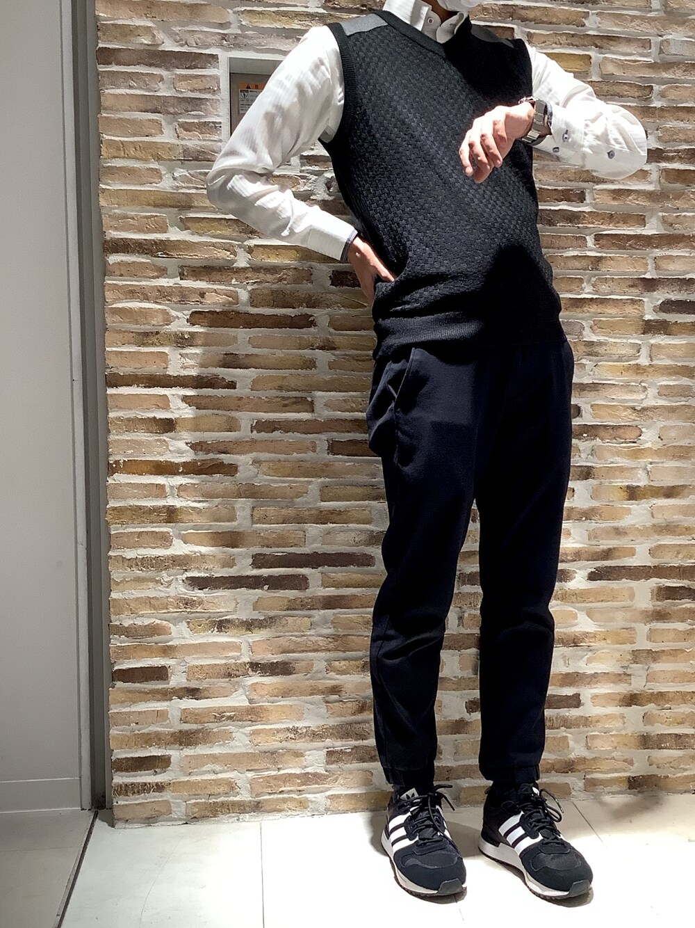 「東京シャツ、BRICK HOUSE by TOKYO SHIRT、ニットベスト、オフィスカジュアル、オフィスコーデ、メンズコーデ、メンズファッション、ベスト×シャツ、ベストコーデ、大人コーデ、ビジネスコーデ、仕事コーデ、今日のコーデ、キレイめコーデ、秋冬コーデ」｜「TOKYO SHIRTSのブリティッシュニットベスト（ベスト、ブラック系）」を使った、BRICK HOUSE by Tokyo Shirts 横浜ららぽーと店さん（メンズ・171cm）の秋コーディネートの1枚目の写真