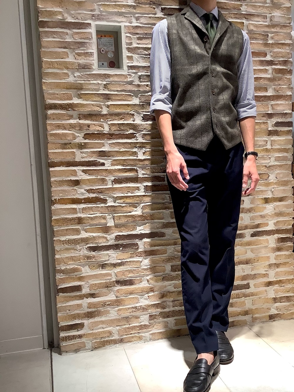 「東京シャツ、BRICK HOUSE by TOKYO SHIRT、今日のコーデ、仕事コーデ、ビジネスコーデ、オフィスコーデ、メンズコーデ、メンズファッション、ワイシャツコーデ、シャツコーデ、ローファーコーデ、ネクタイコーデ、ジレ、チェック柄、ストライプシャツ」｜「TOKYO SHIRTSの絹100% 日本製 ベーシックネクタイ（ネクタイ、その他）」を使った、BRICK HOUSE by Tokyo Shirts 横浜ららぽーと店さん（メンズ・168cm）の秋コーディネートの1枚目の写真