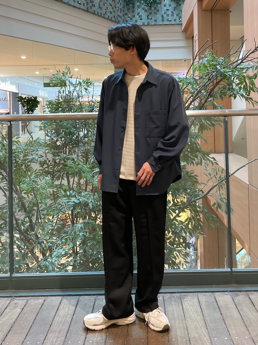 「シャツスタイル、スラックス、ニットTシャツ、ニューバランス、New Balance、ニューバランス530、newbalance530、スニーカー、スニーカーコーデ」｜「GLOSTERの【GLOSTER/グロスター】クォーターゲージ ニットTシャツ 半袖サマーニット 日本製（Tシャツ/カットソー、ホワイト系）」を使った、nabeさん（メンズ・168cm）の春コーディネートの1枚目の写真
