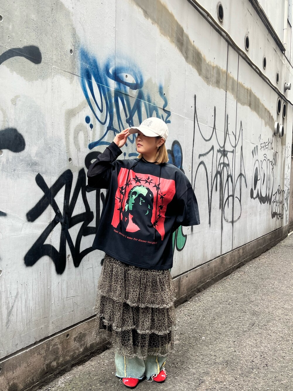 デニムパンツ（ベージュ系）を使った「黒Tシャツ」のレディース