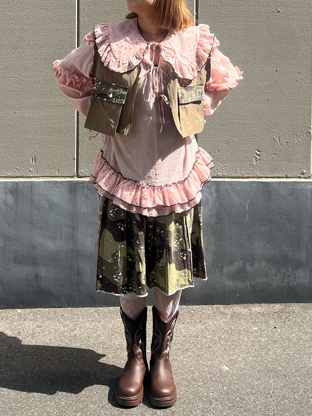 「春、迷彩スカート、ベストコーデ、ビッグカラー、ブラウス、ピンク、ピンクコーデ、チャオパニック、チャオパニック(Ciaopanic)、163cm、骨格ストレート、甘辛mix、甘辛コーデ、女子会コーデ、ブーツ」｜gnk93さん（レディース・163cm）の春コーディネートの1枚目の写真
