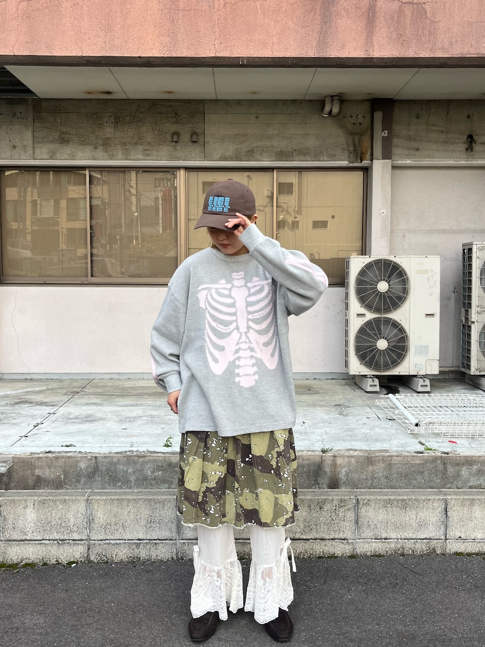 「春色、春めき満開コーデ、春服、花見、お出かけスタイル、チャオパニック、チャオパニック(Ciaopanic)、163cm、163cmコーデ、骨格ストレート、春夏コーデ、レースパンツ、迷彩、カラーコーデ、レイヤードスタイル」｜「RePRODUCTION LABELの【RePRODUCTION LABEL / リプロダクションレーベル】フェードサーマルロゴロンT（Tシャツ/カットソー、グレー系）」を使った、gnk93さん（レディース・163cm）の春コーディネートの1枚目の写真