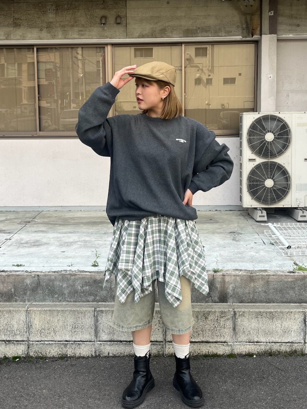 「チェック、春、大人ファッション、ハーフパンツ、ラクチンコーデ、古着MIX、メンズライクコーデ、ちゃ、チャオパニック、163cm、骨格ストレート、韓国ファッション、巻きスカート、ハンチング帽、デニム」｜「CIAOPANICの刺繍入りハンチング帽子（キャップ、ベージュ系）」を使った、gnk93さん（レディース・163cm）の春コーディネートの1枚目の写真