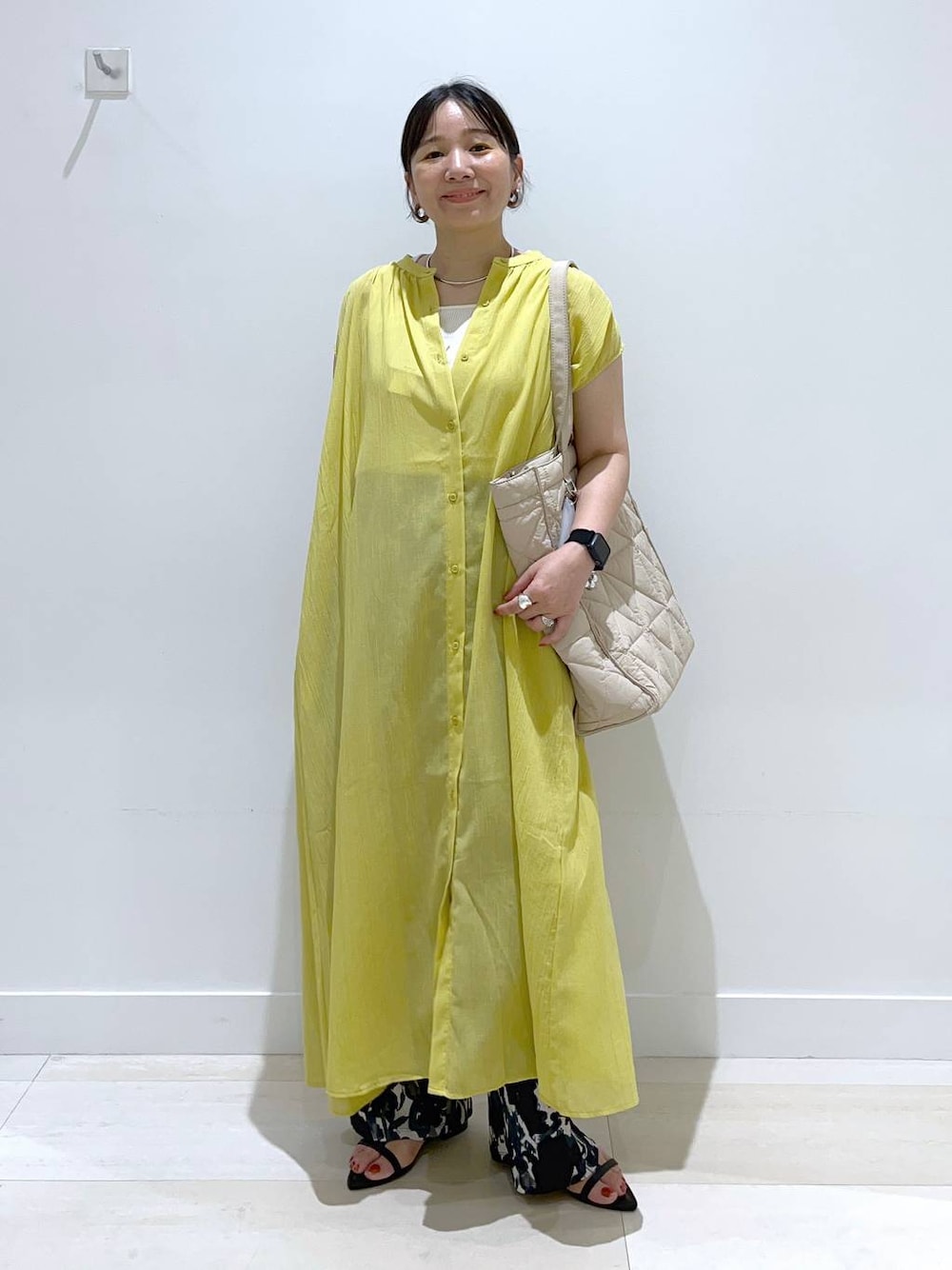 「体型カバー、着痩せ・細見え、カジュアル、ワンピース、パンツ、ナチュラル、サンダル、バッグ、トートバッグ、旅行、海、ベーシック/シンプル、まちがいない服_GLOBAL WORK、GLOBAL WORK」｜「GLOBAL WORKの推しごとキルティングトート/145465（トートバッグ、ベージュ系）」を使った、manasangwさん（レディース・155cm）の夏コーディネートの1枚目の写真