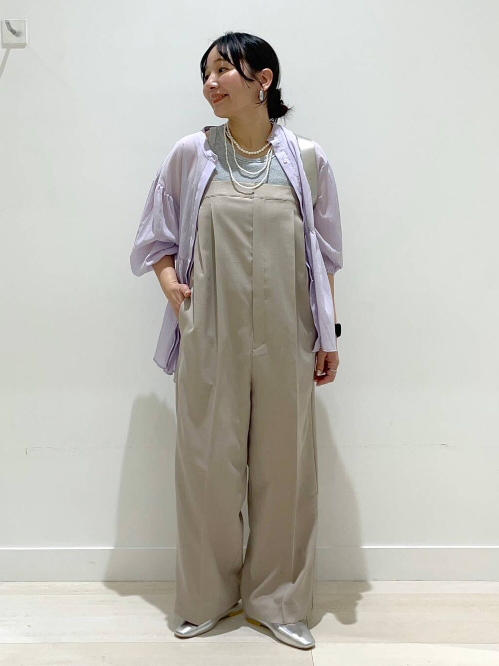 「体型カバー、着痩せ・細見え、カジュアル、ブラウス、シアートップス、サロペット、ネックレス、パンプス、バッグ、ショルダーバッグ、GLOBAL WORK、まちがいない服_GLOBAL WORK、ベーシック/シンプル、フェミニン」｜「GLOBAL WORKのらくっションストラップヒールパンプス/145474（パンプス、シルバー系）」を使った、manasangwさん（レディース・155cm）の春コーディネートの1枚目の写真