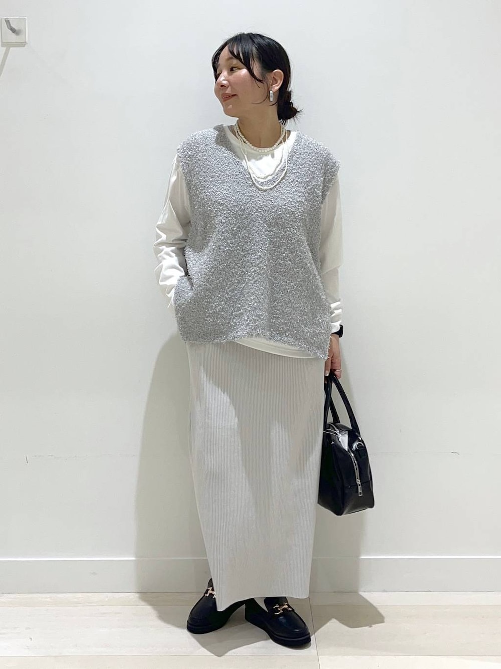 「体型カバー、着痩せ・細見え、カジュアル、ニット、ニットベスト、ロンT、スカート、ロングスカート、バッグ、ネックレス、ハンドバッグ、ショルダーバッグ、ローファー、まちがいない服_GLOBAL WORK、GLOBAL WORK」｜「GLOBAL WORKのエアかる厚底ローファー/136031（ローファー、ブラック系）」を使った、manasangwさん（レディース・155cm）の春コーディネートの1枚目の写真