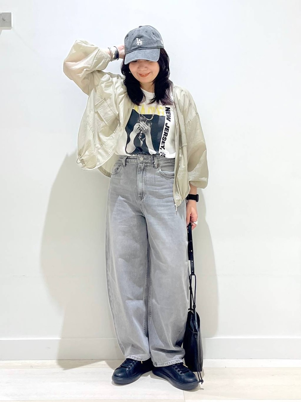 「体型カバー、着痩せ・細見え、カジュアル、アウター、Tシャツ、パンツ、ワイドパンツ、バッグ、デニムパンツ、GLOBAL WORK、シアートップス、キャップ、ショルダーバッグ、ママコーデ、まちがいない服_GLOBAL WORK」｜「GLOBAL WORKのエアかるコートスニーカー/135742（スニーカー、ブラック系）」を使った、manasangwさん（レディース・155cm）の春コーディネートの1枚目の写真