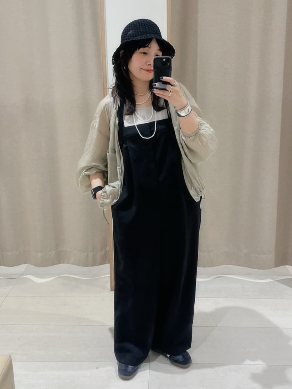 「大人カジュアル、最近のいい感じコーデ、大人女子、春、カジュアルコーデ、モノトーン、サロペット、サロペットコーデ、アウター、シア―ブルゾン、スニーカー、スニーカー女子、スニーカー好きと繋がりたい」｜「GLOBAL WORKのお手入れラクラクセットアップ/オールインワン/289099（つなぎ/オールインワン、ブラック系）」を使った、manasangwさん（レディース・155cm）の春コーディネートの1枚目の写真