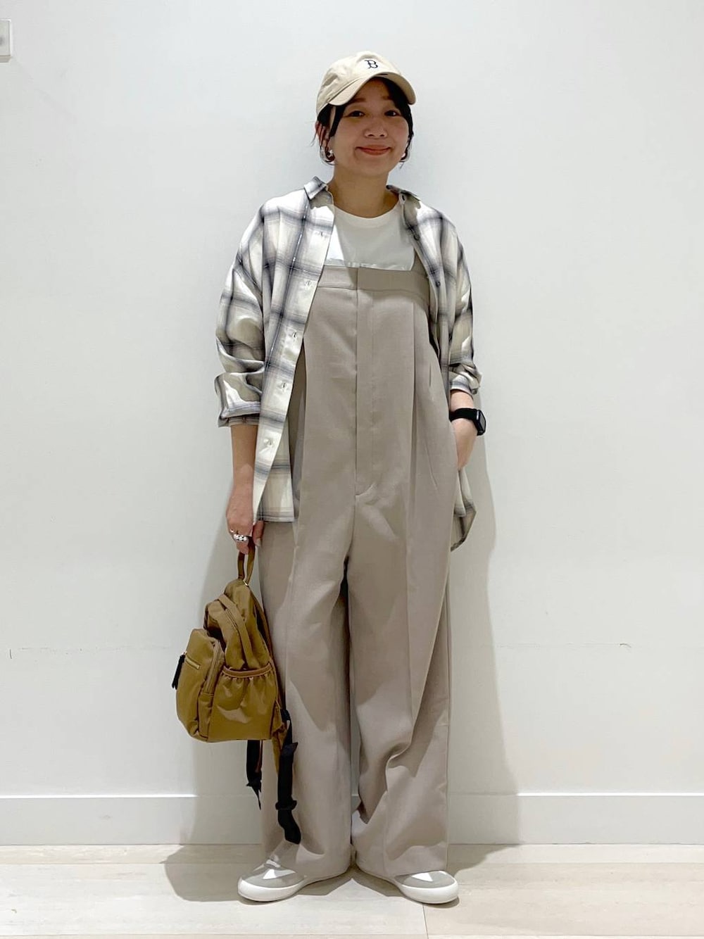 「体型カバー、着痩せ・細見え、カジュアル、シャツ、Tシャツ、シャツスタイル、サロペット、スニーカー、キャップ、バッグ、リュック・バッグ、ママコーデ、まちがいない服_GLOBAL WORK、ベーシック/シンプル、シンプルコーデ」｜「GLOBAL WORKの撥水軽量6ポケットリュック/105031（バックパック/リュック、ブラウン系）」を使った、manasangwさん（レディース・155cm）の春コーディネートの1枚目の写真