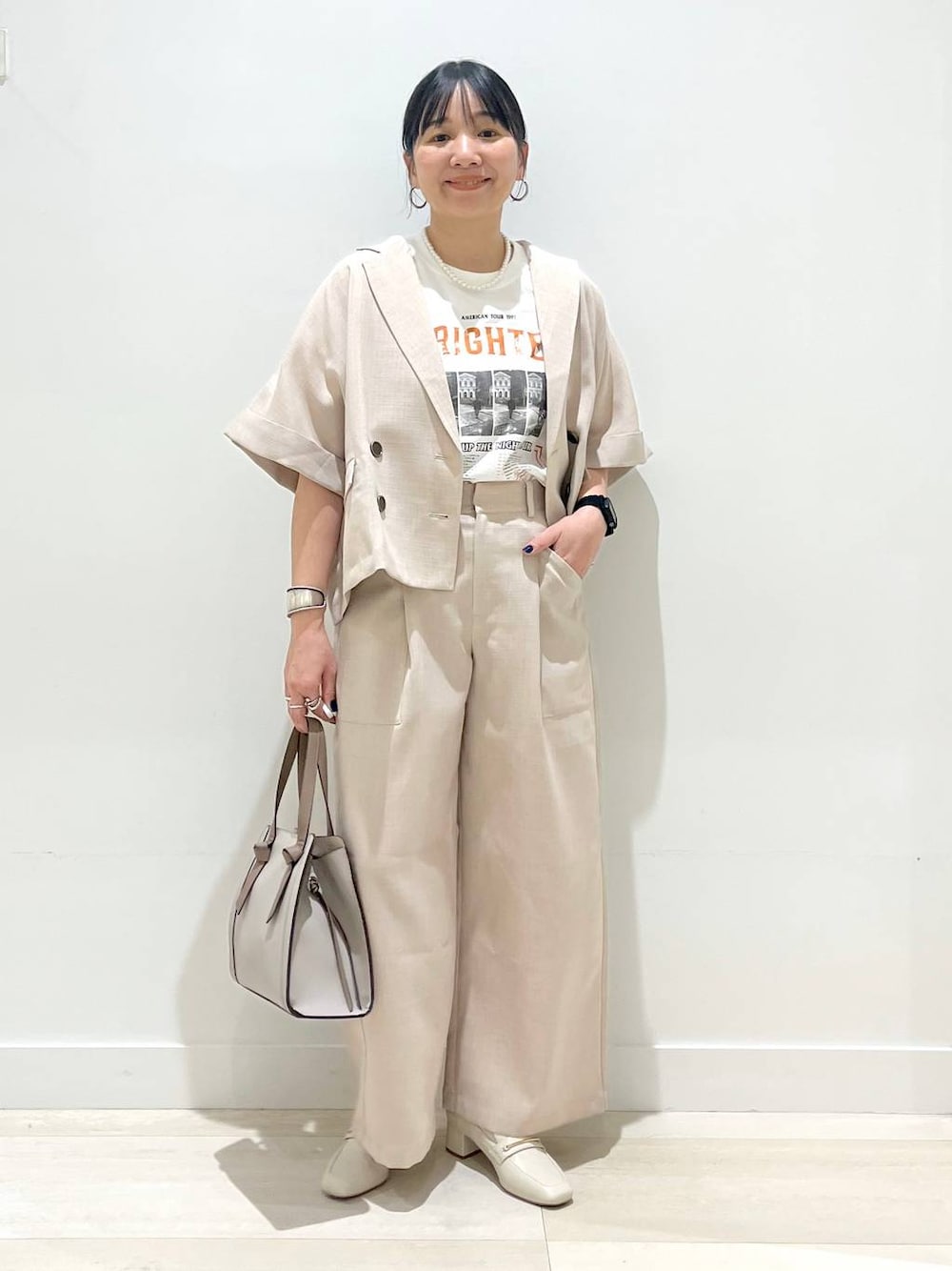「体型カバー、着痩せ・細見え、カジュアル、アウター、Tシャツ、ジャケット、ジャケットスタイル、パンツ、ワイドパンツ、パンプス、ローファー、バッグ、ハンドバッグ、ショルダーバッグ、まちがいない服_GLOBAL WORK」｜「GLOBAL WORKのらくっションヒールローファー/136033（ローファー、ベージュ系）」を使った、manasangwさん（レディース・155cm）の春コーディネートの1枚目の写真