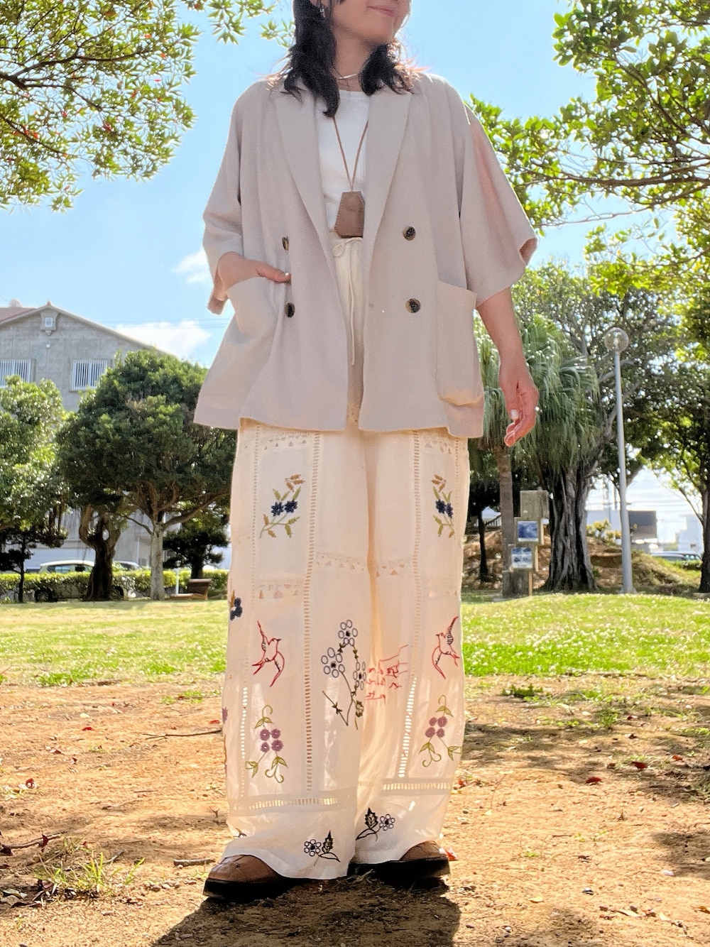 「夏コーデ、ナチュラル、ナチュラルスタイル、ジャケット、ジャケットスタイル、パンツスタイル、花柄パンツ、刺繍パンツ、刺繍」｜「TODAYFULのEmbroidery Patchwork Trousers（その他パンツ、ホワイト系）」を使った、manasangwさん（レディース・155cm）の春コーディネートの1枚目の写真