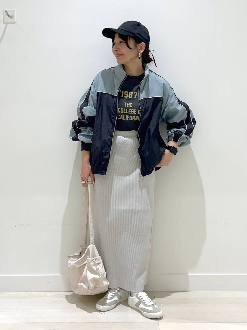 「体型カバー、着痩せ・細見え、カジュアル、アウター、ブルゾン、Tシャツ、スカート、ロングスカート、GLOBAL WORK、ストリート、ベーシック/シンプル、まちがいない服_GLOBAL WORK、ウォッシャブル、ママコーデ」｜「GLOBAL WORKのエアかるクラシックスニーカー/135751（スニーカー、ホワイト系）」を使った、manasangwさん（レディース・155cm）の春コーディネートの1枚目の写真