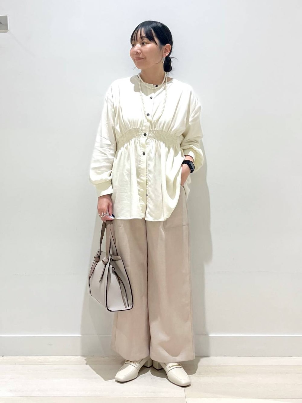 「着痩せ・細見え、カジュアル、体型カバー、ブラウス、パンツ、ワイドパンツ、バッグ、ママコーデ、ショルダーバッグ、ハンドバッグ、パンプス、ネックレス、GLOBAL WORK、まちがいない服_GLOBAL WORK、EiiS_GLOBAL WORK」｜「GLOBAL WORKのらくっションヒールローファー/136033（ローファー、ベージュ系）」を使った、manasangwさん（レディース・155cm）の春コーディネートの1枚目の写真