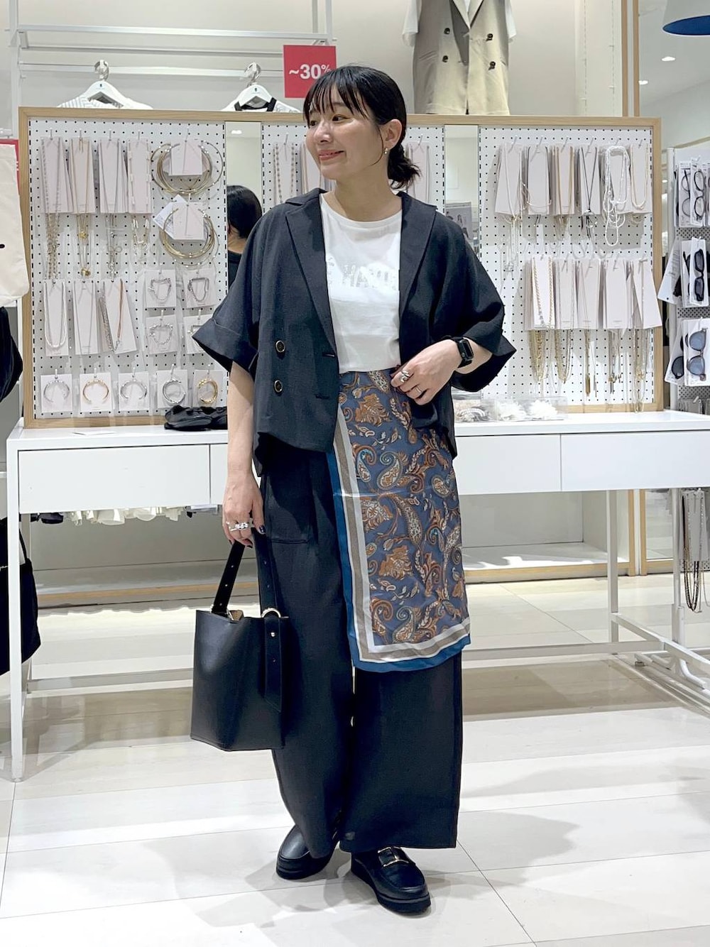 「体型カバー、着痩せ・細見え、カジュアル、アウター、ジャケット、ジャケットスタイル、テーラードジャケット、ママコーデ、セットアップ、パンツ、ワイドパンツ、GLOBAL WORK、Tシャツ、EiiS_GLOBAL WORK、まちがいない服_GLOBAL WORK」｜「GLOBAL WORKのエアかる厚底ローファー/136031（ローファー、ブラック系）」を使った、manasangwさん（レディース・155cm）の春コーディネートの1枚目の写真