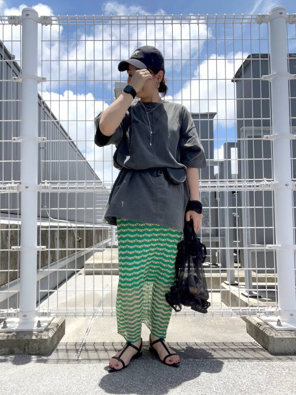 「GLOBAL WORK、ブランドミックス、体型カバー、着痩せ・細見え、カジュアル、Tシャツ、スカート、ロングスカート、ママコーデ、キャップ、サンダル、モード、LEPSIM、niko and ...」｜「GLOBAL WORKの9TWENTYCAP/NEW ERA/252025（キャップ、ブルー系）」を使った、manasangwさん（レディース・155cm）の春コーディネートの1枚目の写真